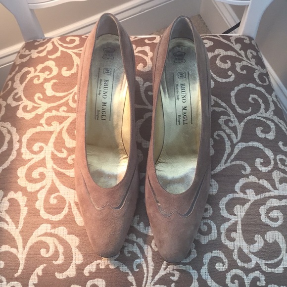 Bruno Magli Suede tan heels - Picture 2 of 7